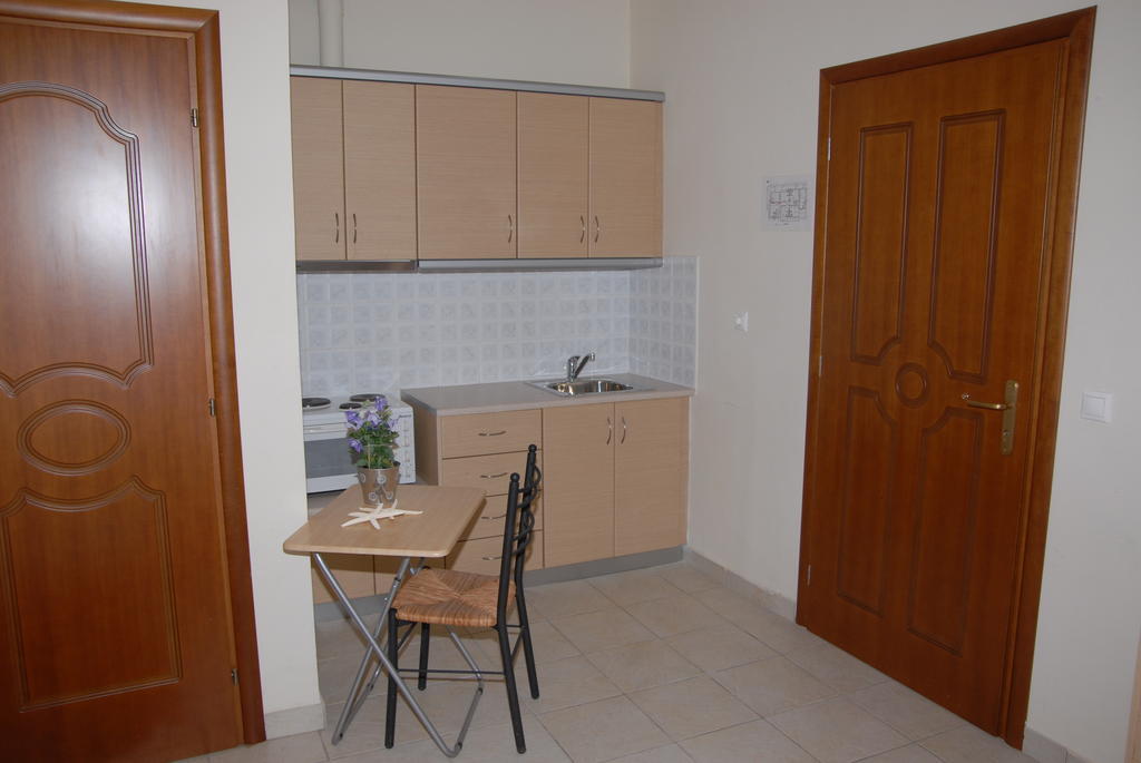 Tsertos Apartments Kaména Vúrla Szoba fotó