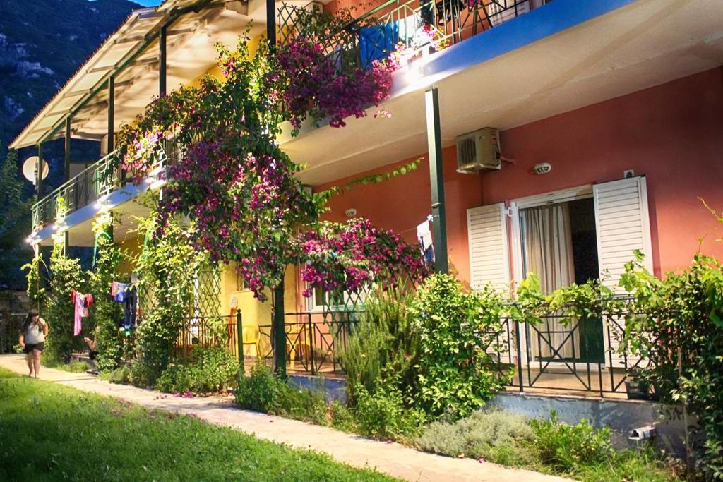 Tsertos Apartments Kaména Vúrla Kültér fotó